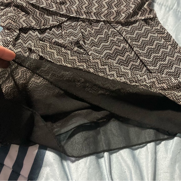 New York And Co Sleeveless Zig Zag Pattern Black White Stretch Top Size M. - Picture 5 of 7